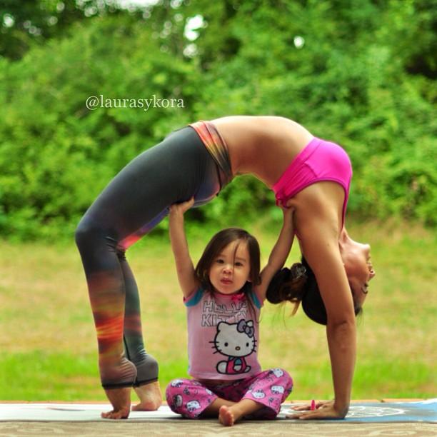 4-mom-and-daughter-yoga-laura-kasperzak-15