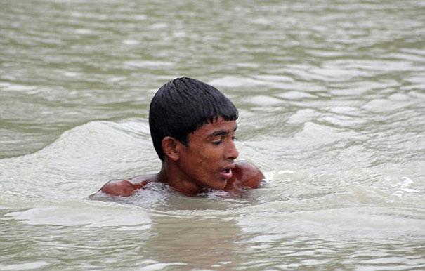 bangladeshi-boy-saves-drowning-baby-deer-4